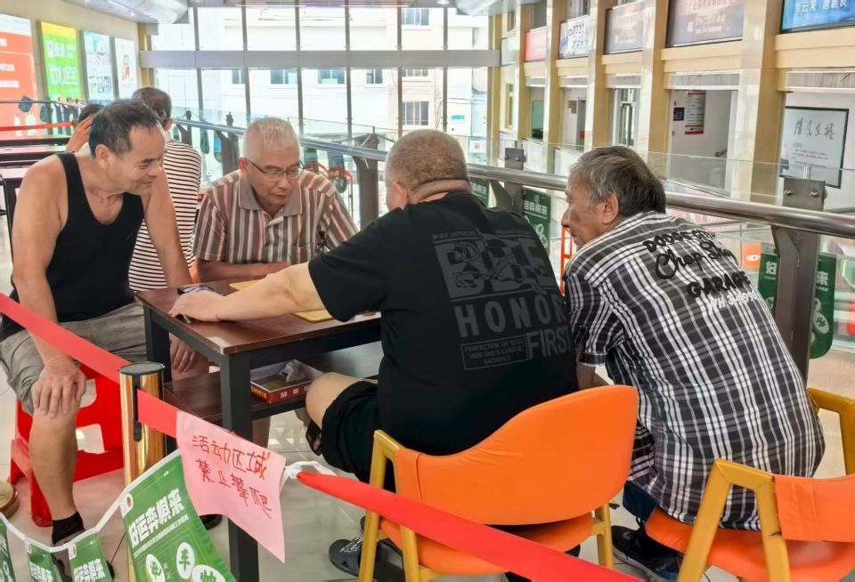 蒋晓燕编辑, 万名选手在, 店堂内数排